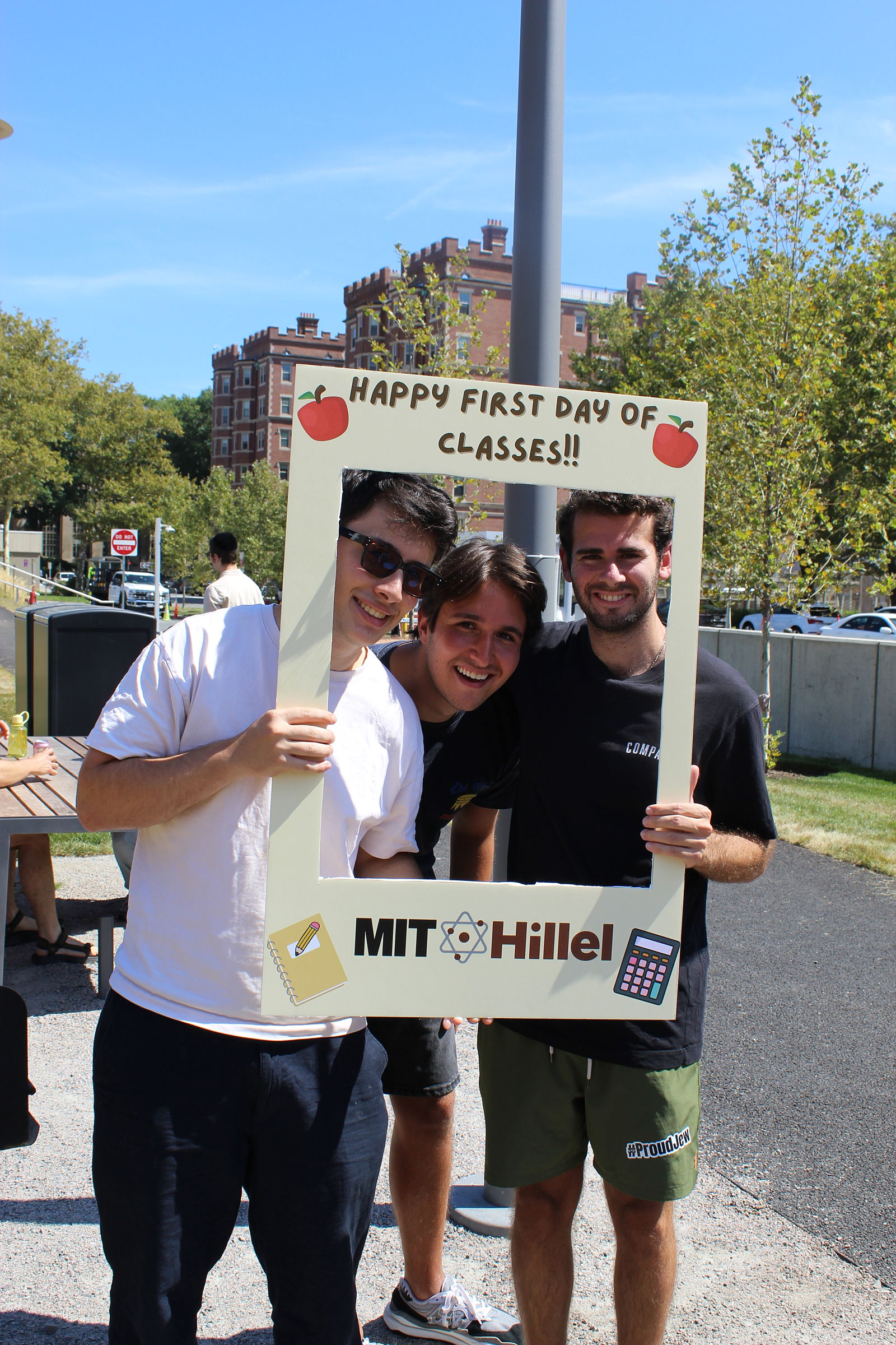 Hillel members make crafts together